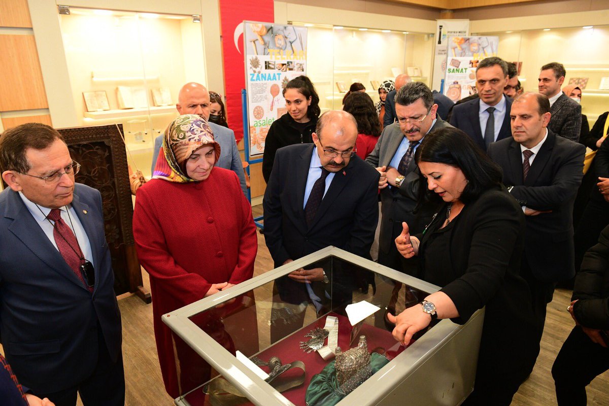 TrabzonValilik's tweet photo. Valimiz İsmail Ustaoğlu ve eşi Şenay Ustaoğlu Hanımefendi, Trabzon Olgunlaşma Enstitüsü tarafından düzenlenen 'Güz Dönümü' Sergisi'ni ziyaret etti. https://t.co/PkeN6MXApK