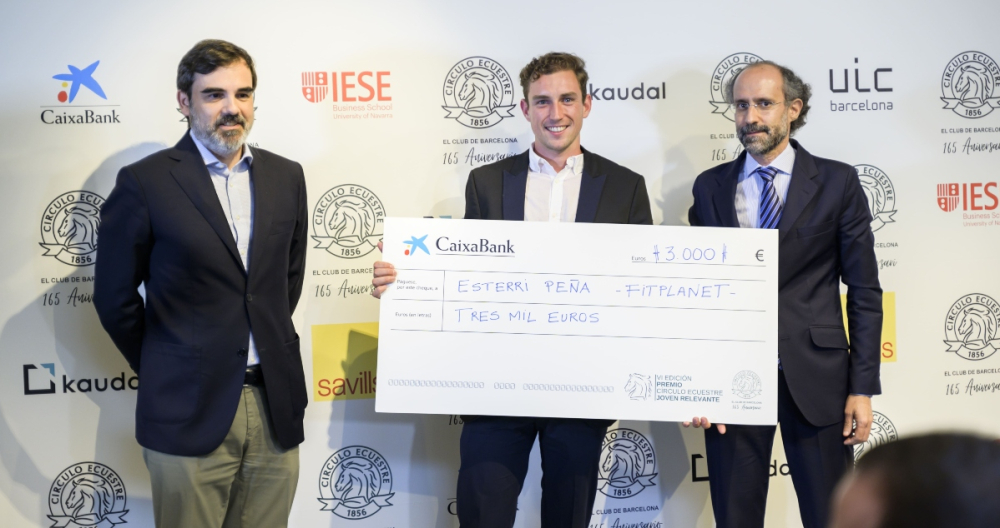 UICBarcelona's tweet photo. 🎖 El @Circuloecuestre entrega el VI Premio Joven Relevante a Esterri Peña, cofundador de la startup de ropa sostenible #FitPlanet.

El galardón cuenta con el apoyo de la Universidad como patrocinadora.

📰 https://t.co/qafvlkvlZN https://t.co/6t3vqbSaaS