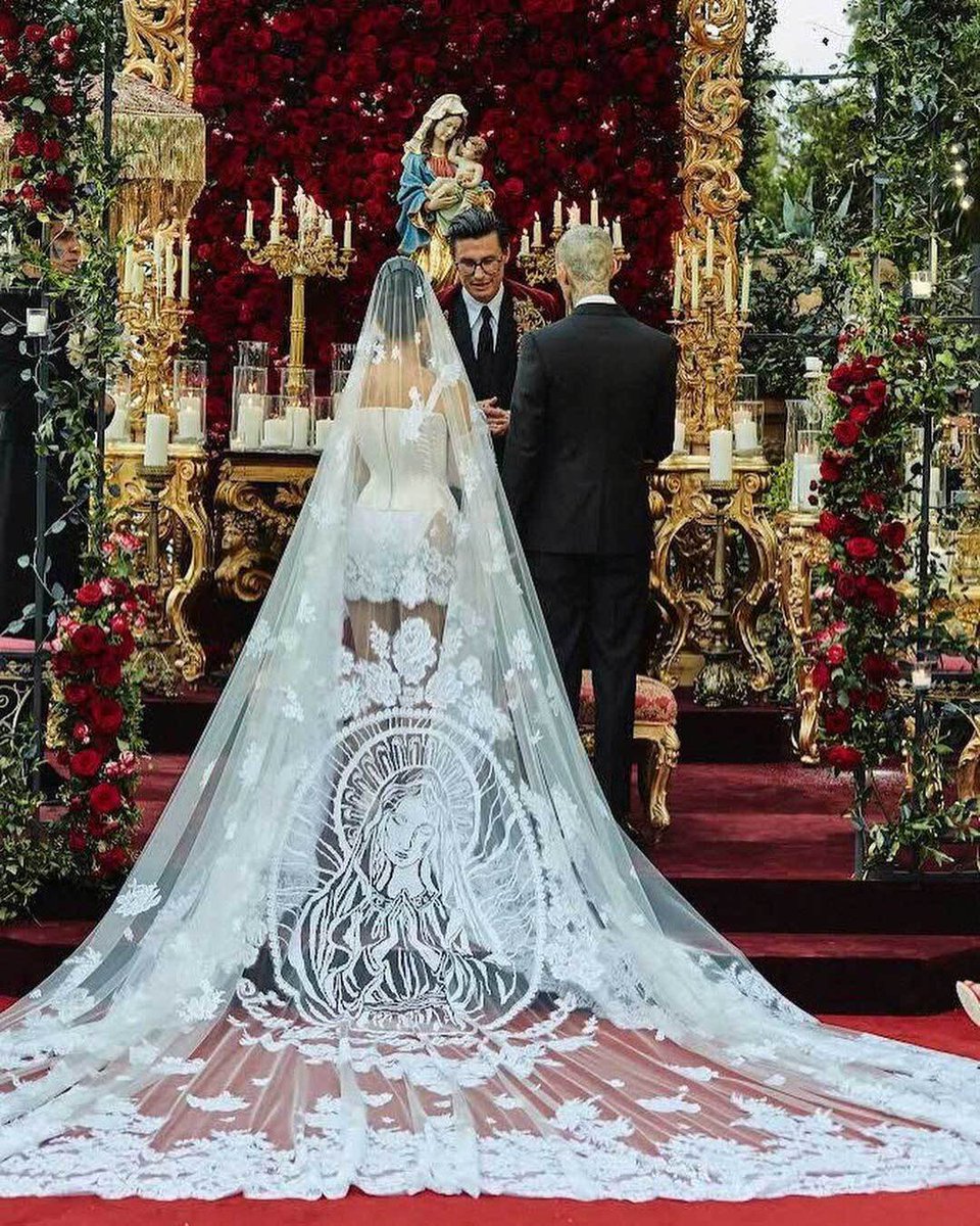 voguelatam's tweet photo. Kourtney Karadshian se casó con Travis Barker (por tercera vez) este fin de semana en Italia. Mira las fotos de la boda: https://t.co/paJAeskEBU https://t.co/R0Mg64cW1w