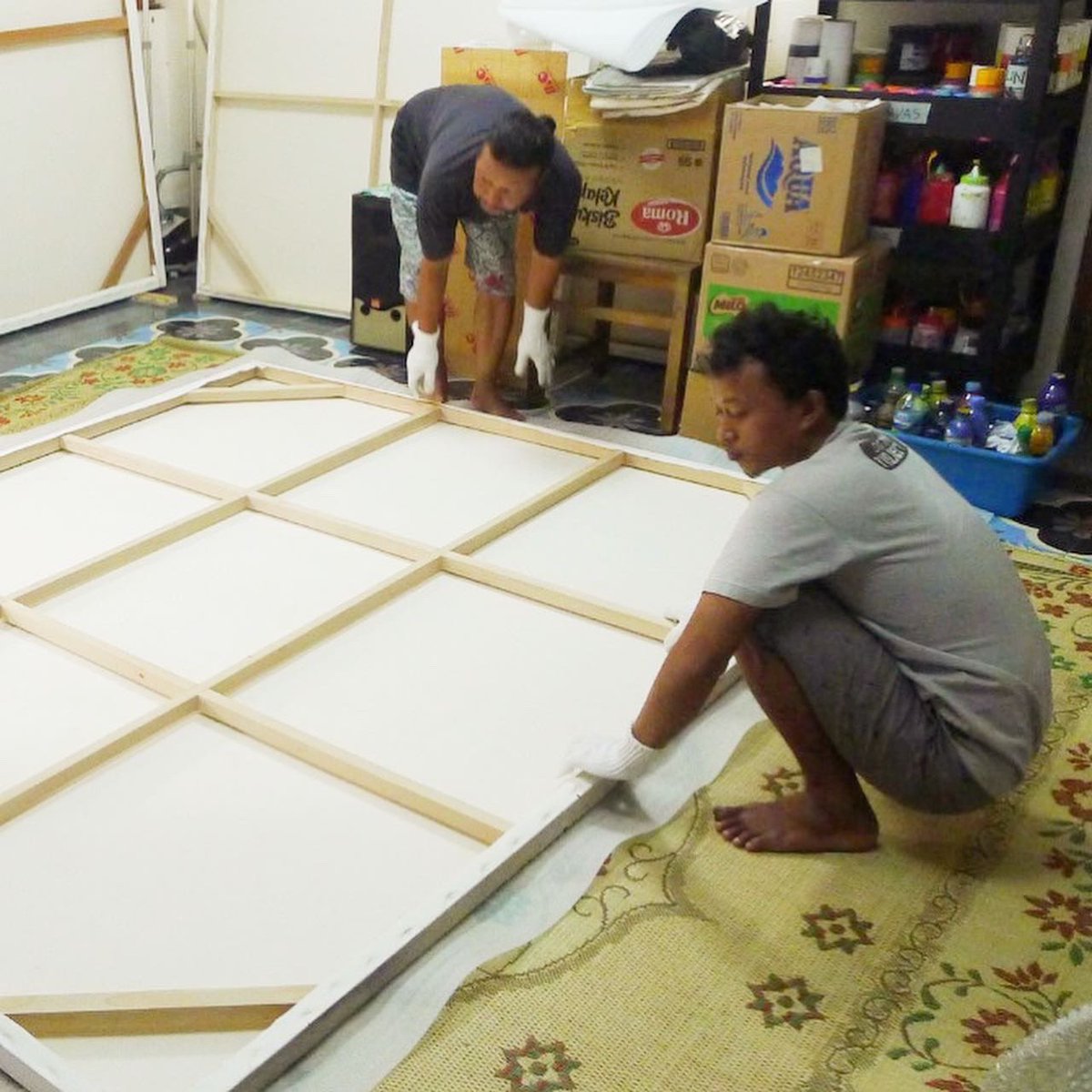 Nugroho11Eko's tweet photo. Sarung tangan sangat penting dalam memperlakukan dan menyentuh karya, karena keringat manusia akan mempengaruhi zat pada cat warna pada lukisan. Secara waktu akan sangat berpengaruh pada kualitas warna lukisan. https://t.co/1N0pVpEZkx