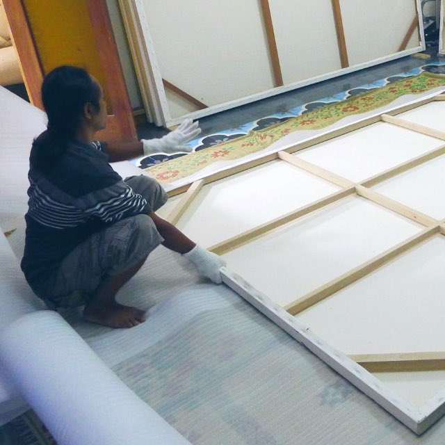 Nugroho11Eko's tweet photo. Sarung tangan sangat penting dalam memperlakukan dan menyentuh karya, karena keringat manusia akan mempengaruhi zat pada cat warna pada lukisan. Secara waktu akan sangat berpengaruh pada kualitas warna lukisan. https://t.co/1N0pVpEZkx
