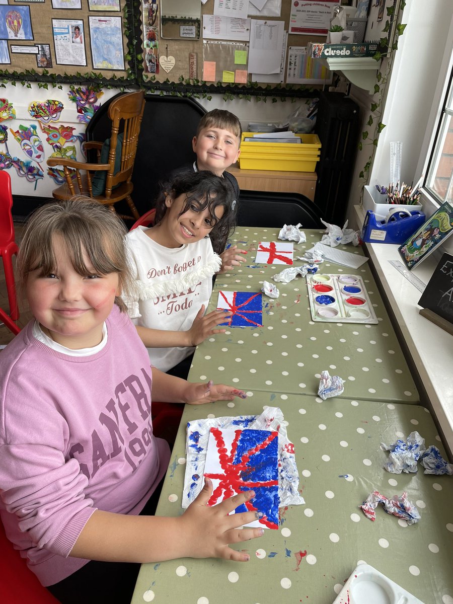 BubsyTownhill's tweet photo. #tcsyear4 enjoying their jubilee collage and flag making ๐ฌ๐ง in preparation for our party on Thursday #TCSHU https://t.co/blP2wj6G8J