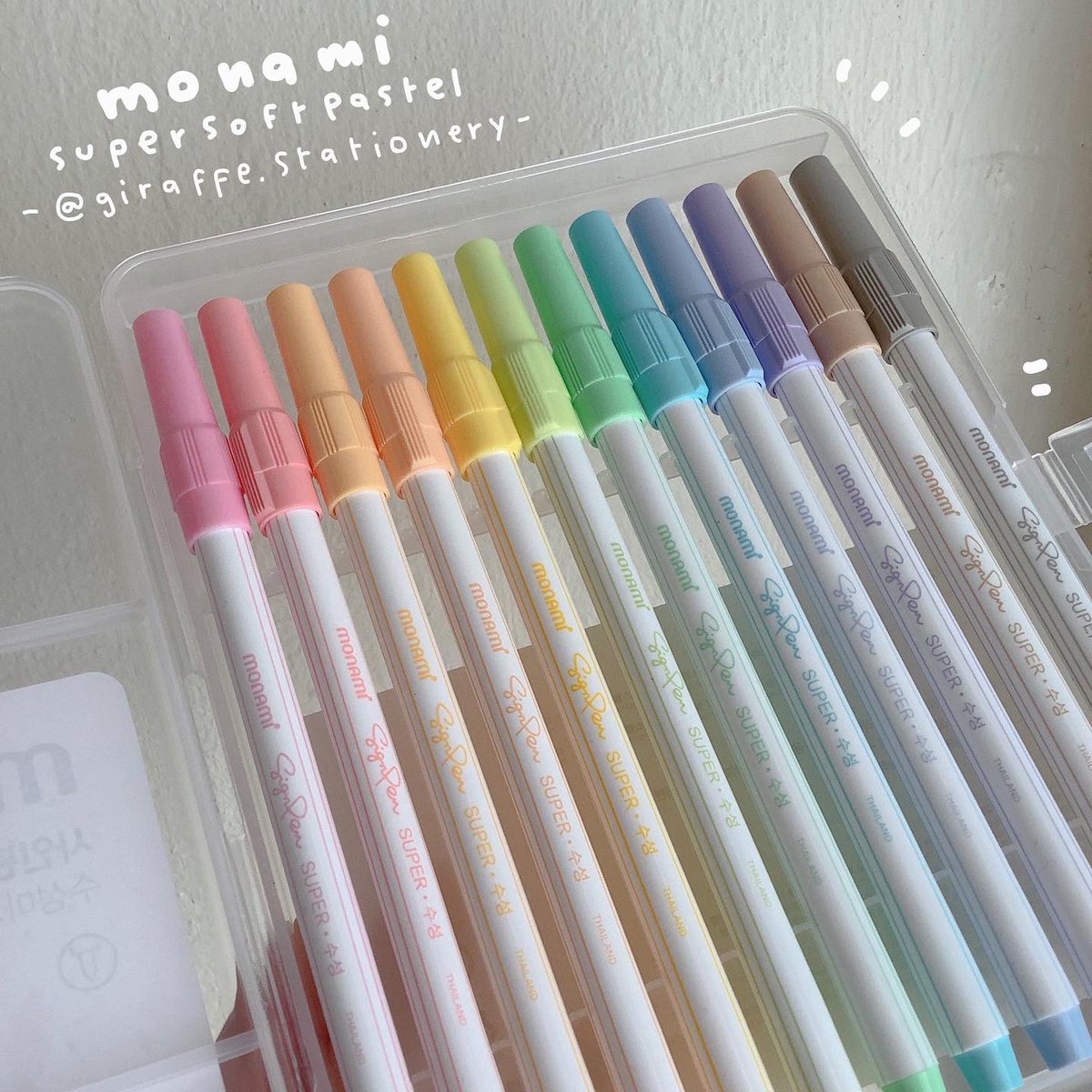 giraffereview's tweet photo. Monami Super Soft Pastel ปากกาเมจิกหัว 0.7 มม โทนPastel หวานมากก💓 เนื้อสีค่อนข้างอ่อน เพราะเป็นโทนพาสเทล แต่ยังมองเห็นน้า ใครไม่สายพาสเทลอาจไม่ชอบค่า🥺 แพกเกจพลาสติกอย่างดี เป็นแบรนเกาหลีราคาน่ารัก รุ่นนี้ผลิตที่ไทยด้วยค่ะ ทำให้ราคายิ่งน่ารักลงไปอีก��้า🇰🇷💕 #รีวิวเครื่องเขียน https://t.co/jkyGhZgJyL