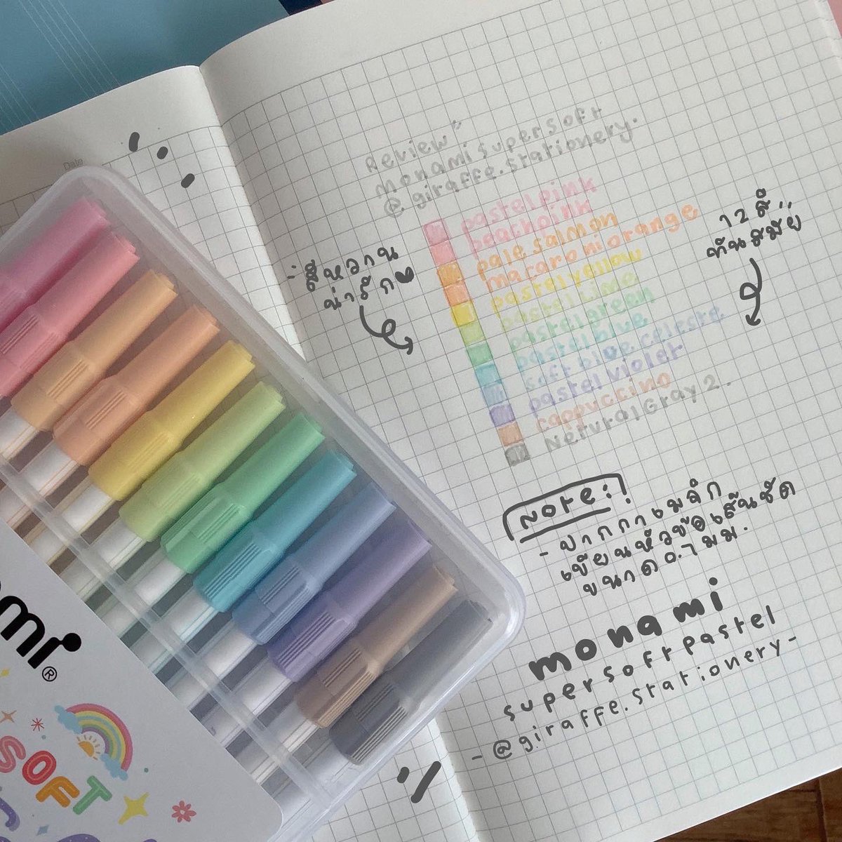 giraffereview's tweet photo. Monami Super Soft Pastel ปากกาเมจิกหัว 0.7 มม โทนPastel หวานมากก💓 เนื้อสีค่อนข้างอ่อน เพราะเป็นโทนพาสเทล แต่ยังมองเห็นน้า ใครไม่สายพาสเทลอาจไม่ชอบค่า🥺 แพกเกจพลาสติกอย่างดี เป็นแบรนเกาหลีราคาน่ารัก รุ่นนี้ผลิตที่ไทยด้วยค่ะ ทำให้ราคายิ่งน่ารักลงไปอีก��้า🇰🇷💕 #รีวิวเครื่องเขียน https://t.co/jkyGhZgJyL