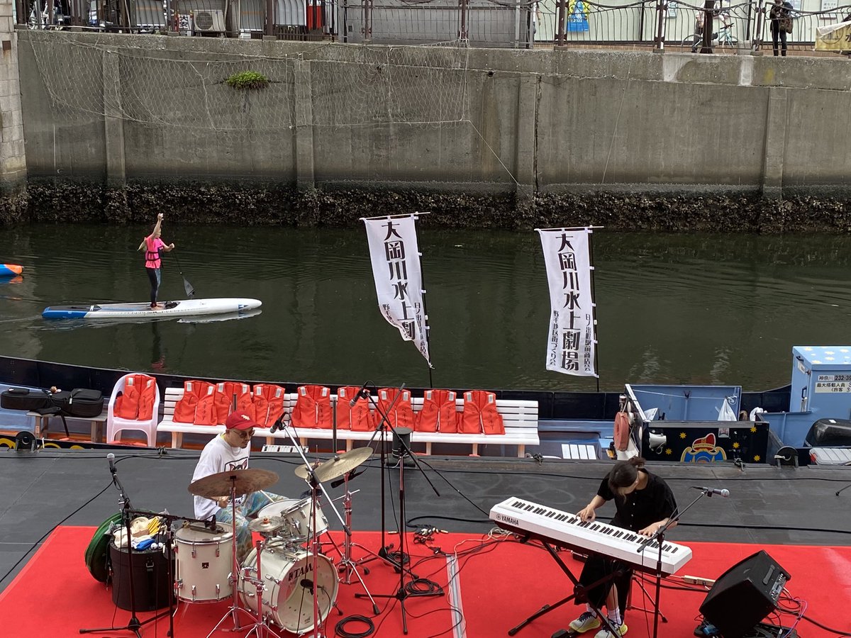 hx10K6I19sM8NYf's tweet photo. 和久井沙良ちゃんの #BadTripSummer はじめて見た！ミキサラ、drop out以来！
昼下がりに心地よい風に吹かれて、ビールとカッコいい音楽•*¨*•.¸¸♬︎
最高です(私は飲んでない)
#上大岡川水上劇場2022 https://t.co/WFLLwardwG