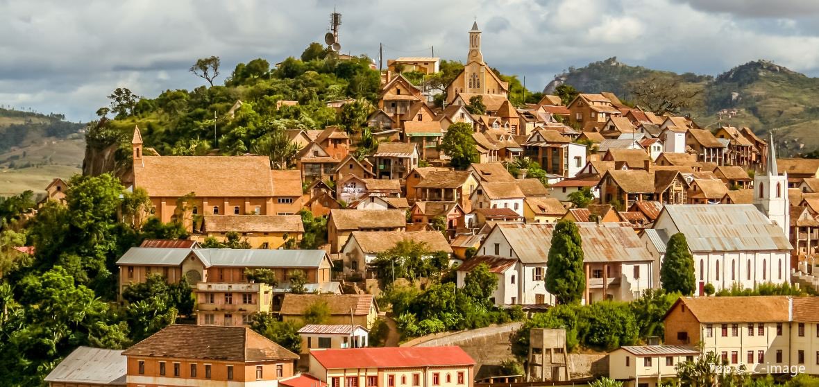omar_degan's tweet photo. The Fianarantsoa Old City in Madagascar occupies a dramatic hilltop setting . The village consist in around 500 houses with a peculiar hut roof built between mid 1800 and beginning of 1900. Some of the buildings are still occupied by the descendants of the original builders. https://t.co/8dBoemumhq