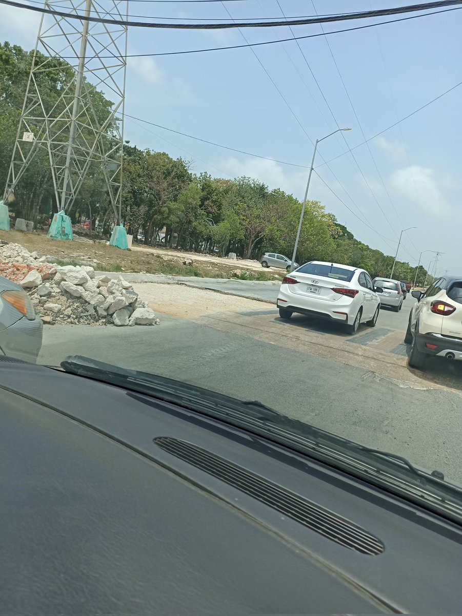 En Av. Las torres hicieron varios pasos peatonales, el punto es que ya estaban terminados y los rompieron 🙄, llevan días así y el tráfico que se hace es terrible.
¿Cuando será que estén terminados?
<a href="/AytoCancun/">Ayto Benito Juárez</a> <a href="/VivoEnCancun/">Vivo en Cancún 🏖️</a>