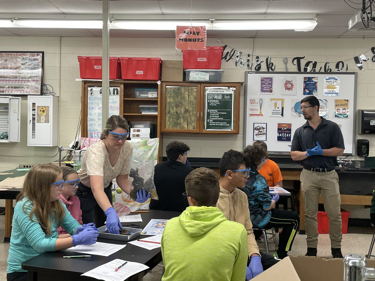 YakoCMS's tweet image. 6th and 8th graders collaborating together for frog dissection today. #colts#teaming