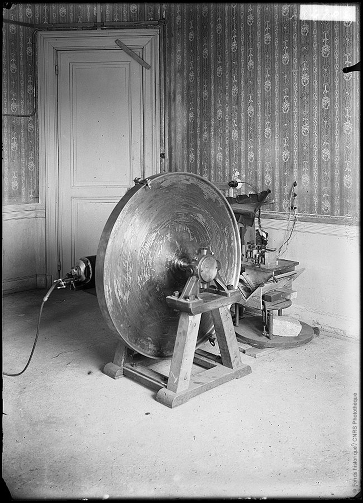 CNRS's tweet photo. ❓ Faites-nous découvrir votre #PatrimoineScientifique ! Pour le #Quiz en images du #ForumNIMS, proposez-nous des photos d’instruments scientifiques étonnants présents sur vos lieux de travail et que vous souhaitez nous partager. 

➡️ https://t.co/uUAWIL72Qq https://t.co/r9qaoPl7Tl