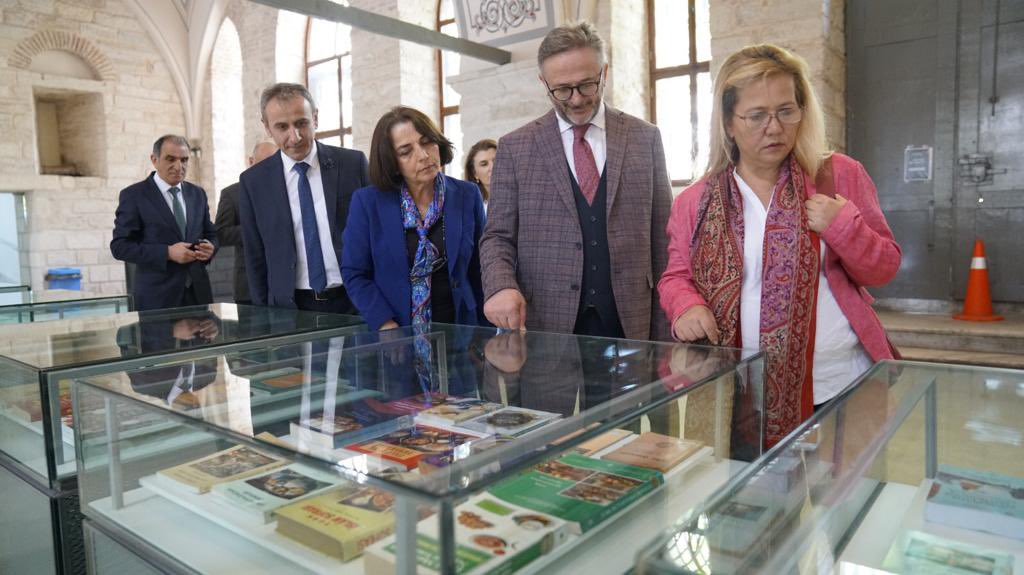 iktm34's tweet photo. 21-27 Mayıs Türk Mutfağı Haftası kapsamında İl Müdürü Coşkun Yılmaz’ın katılımıyla Beyazıt Devlet Kütüphanesinde “Yemek Kitapları” sergisi açıldı.Program Doç.Dr.Özge Samancı’nın “Osmanlı Döneminde İstanbul Mutfağı”söyleşisiyle devam etti. https://t.co/sD8TEMFX0L