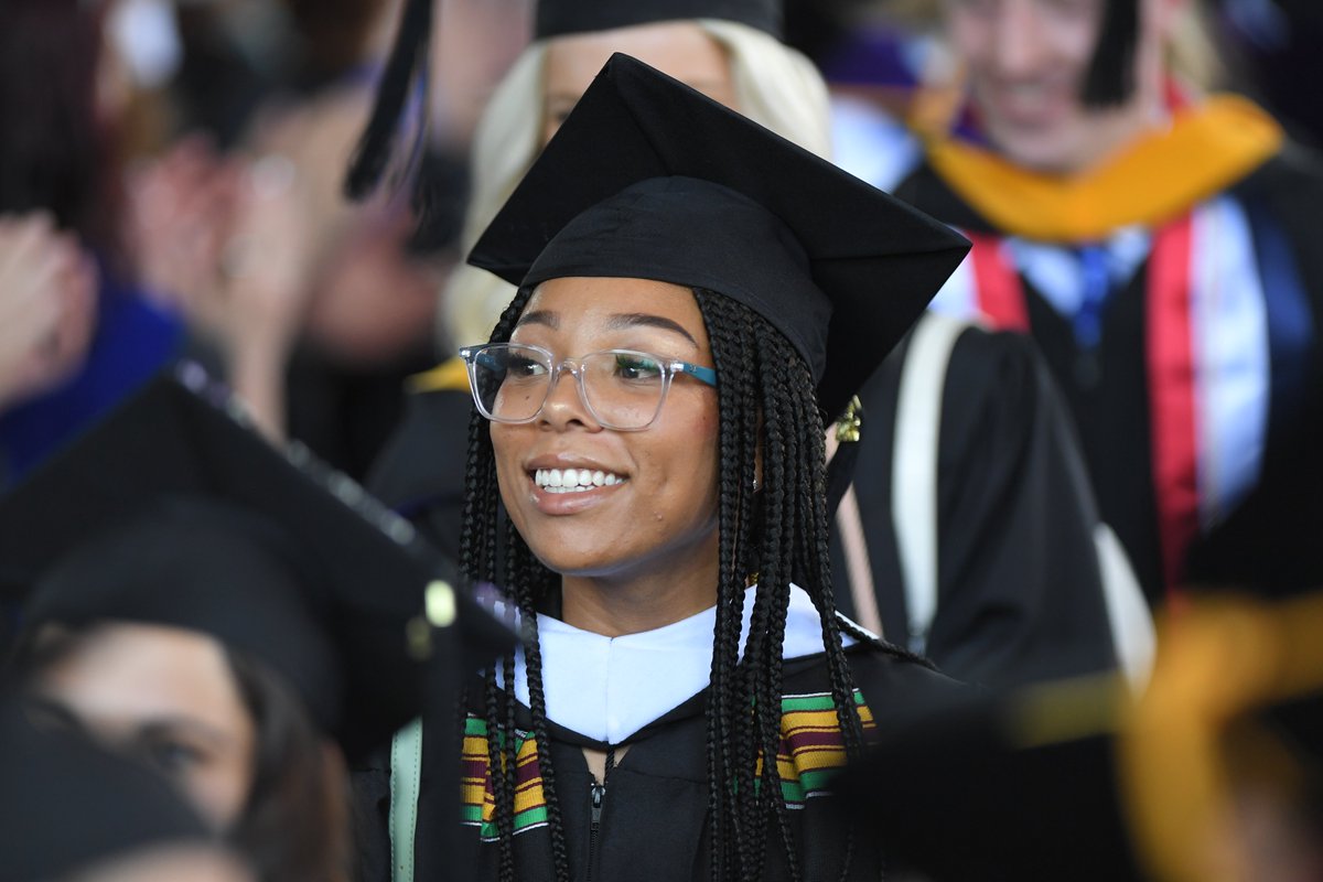 CurryEdu's tweet photo. Bright smiles, brighter futures.💜
#CurryGrad #Curry2022 https://t.co/j9JXDe8qK2