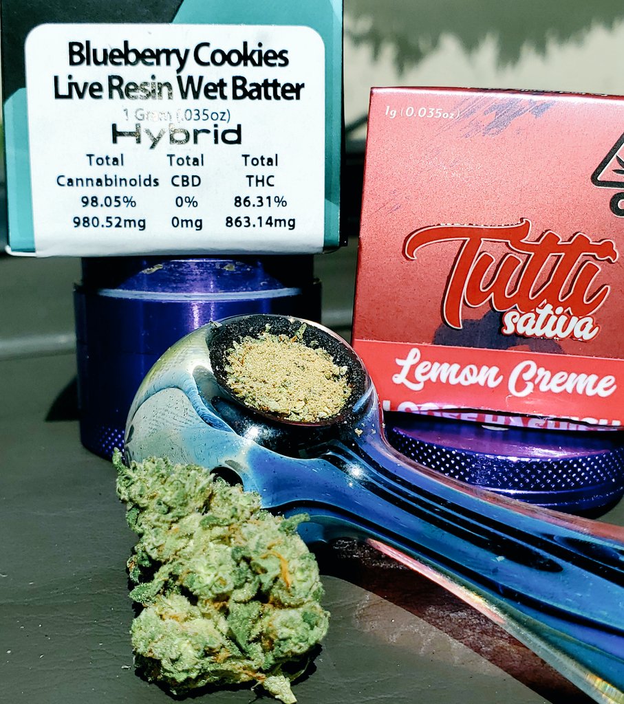 For breakfast I had a bowl of freshly ground Dosido flower smothered in Blueberry Cookies wet batter, then dusted with a generous amount of Lemon Creme bubble hash.... And yes it tasted as good as it sounds.