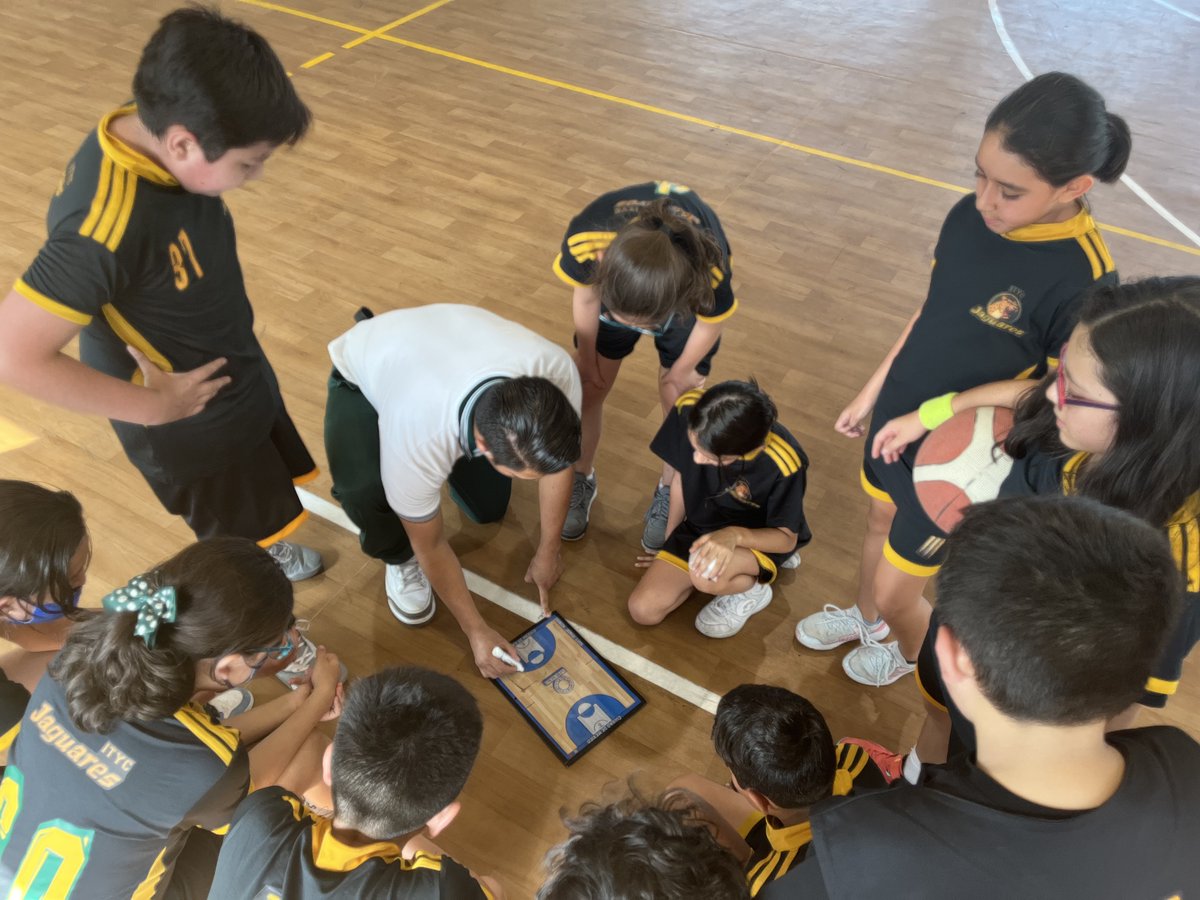 ityc_oficial's tweet photo. Continuamos poco a poco retomando espacios y actividades que tanto nos hacían falta. 
Con los debidos cuidados, en esta ocasión los alumnos de primaria alta tuvieron partidos de práctica de básquetbol.

#JaguaresITYC #PrimariaITYC #SomosITYC https://t.co/emOWX7Rn7J