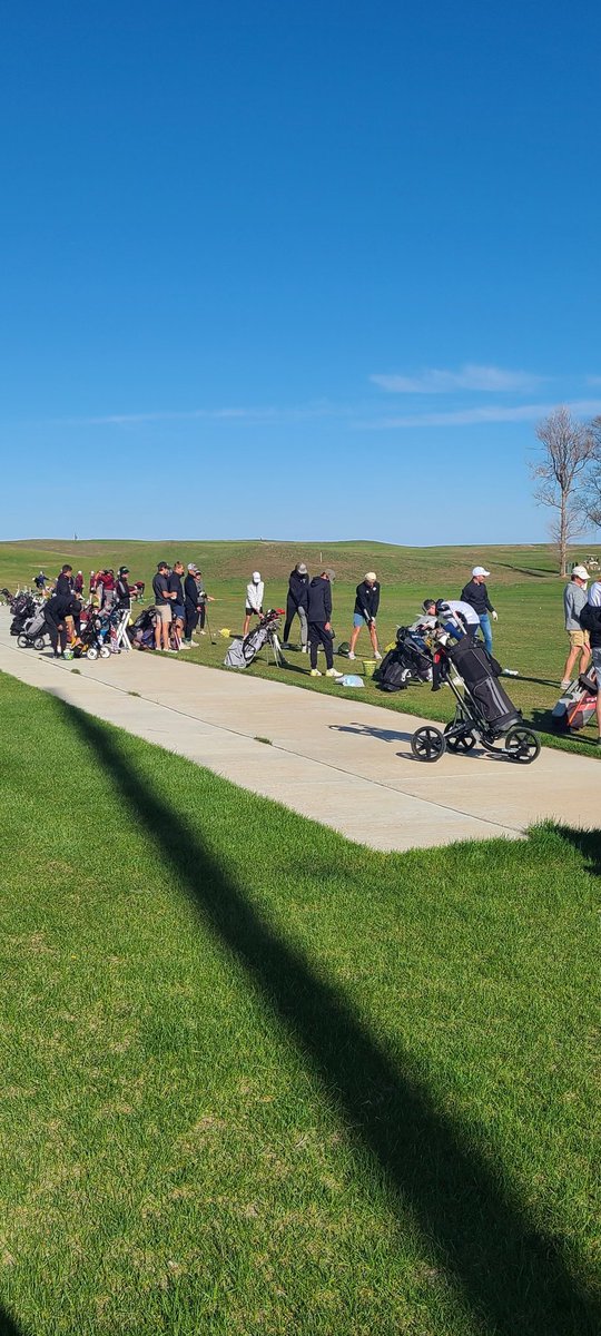 Kids getting warmed up for <a href="/WDAsports/">WDA Sports</a> golf meet today at Fox Hills Golf Course. Gonna be a perfect day for Golf! #TPW