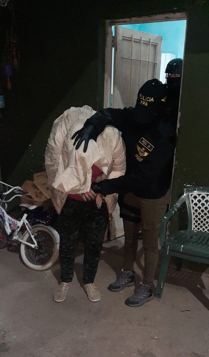 leoguevara80's tweet photo. #VillaMaria vendían drogas a metros de un jardín de infantes y quedaron detenidos tras allanamientos de Policia Antinarcotrafico, hay tres detenidos #AdeliaMaria secuetraron 900 dosis de cocaina y marihuana de una vivienda, hay una mujer detenida. Movil @radiomitrecba. https://t.co/6Rb4cO32rC