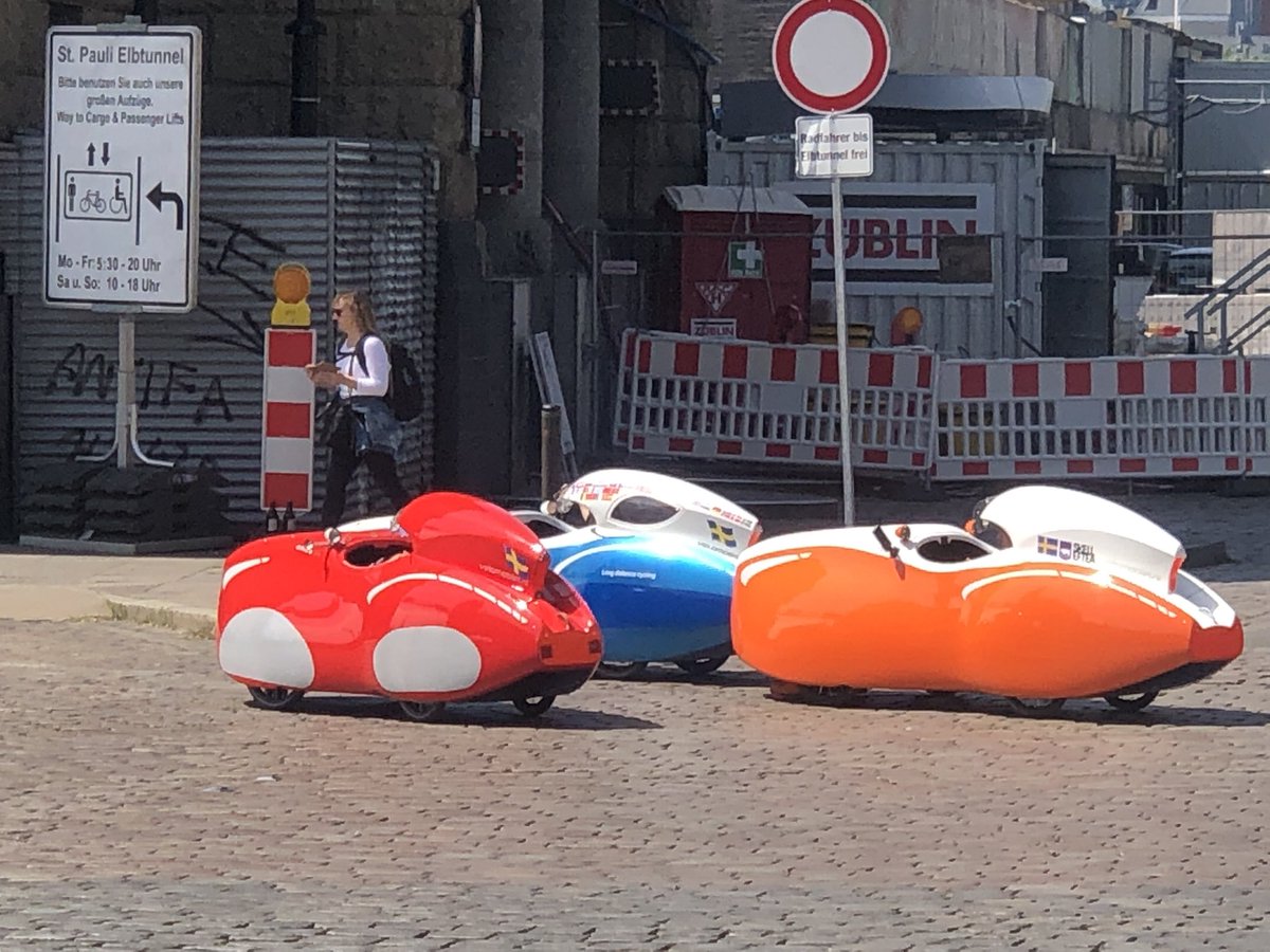 Tacitussi's tweet photo. Diese spacigen Gefรคhrte hab ich am #altenelbtunnel getroffen. Nicht so wendig, aber dafรผr schรถn bunt. Ich denke es sind bikes ohne Motor oder mit Elektroantrieb. Keine Ahnung, wie so was heiรt.
#doesanybodyknow โฆ https://t.co/OnngtoRfai
