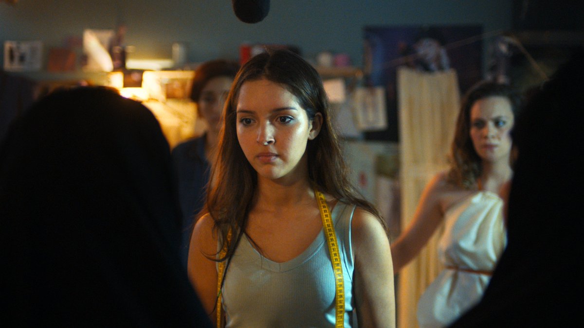 francetvcinema's tweet image. Dans l'Algérie des années 1990 en pleine guerre civile, la jeune Nedjma (Lyna Khoudri) organise un défilé de mode, au péril de sa vie.

👉 « Papicha » de Mounia Meddour, c'est ce soir à 21.00 sur @ftvculturebox et dès demain en streaming gratuit sur france.tv.