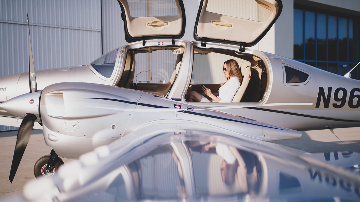 Are you ready for the new week? Experience the DA62 for business aviation. 💼💎✈️ With the spacious cabin, optional centre armrest in the middle row and exceptionally low fuel burn, the DA62 will be your most efficient and beautiful plane in your fleet. ✨ #WeFlyDiamondAircraft