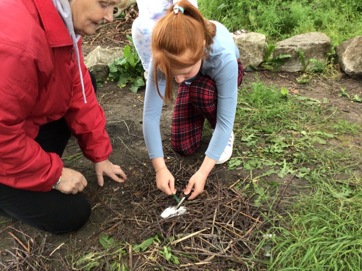 Ms_Middleman's tweet photo. ⁦@YsgolEmmanuel⁩ ⁦@AndreaSeward4⁩ ⁦@MissMason5M⁩  Fabulous time in Forest School today with 5H s'mores and hot chocolate 😀 https://t.co/au4Or13sEE