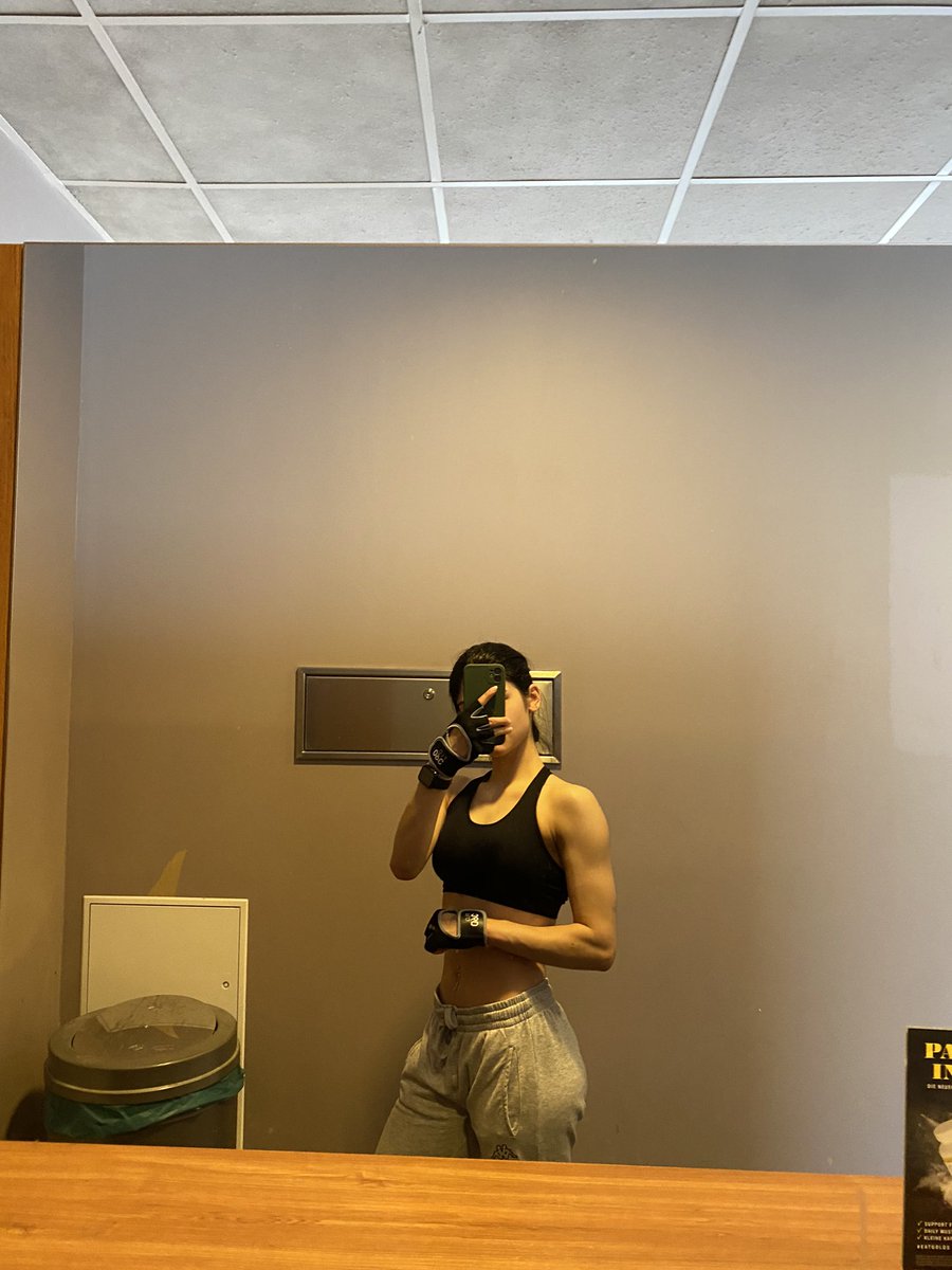 renaamon's tweet image. first month in the gym. upper body bulk update 🫡