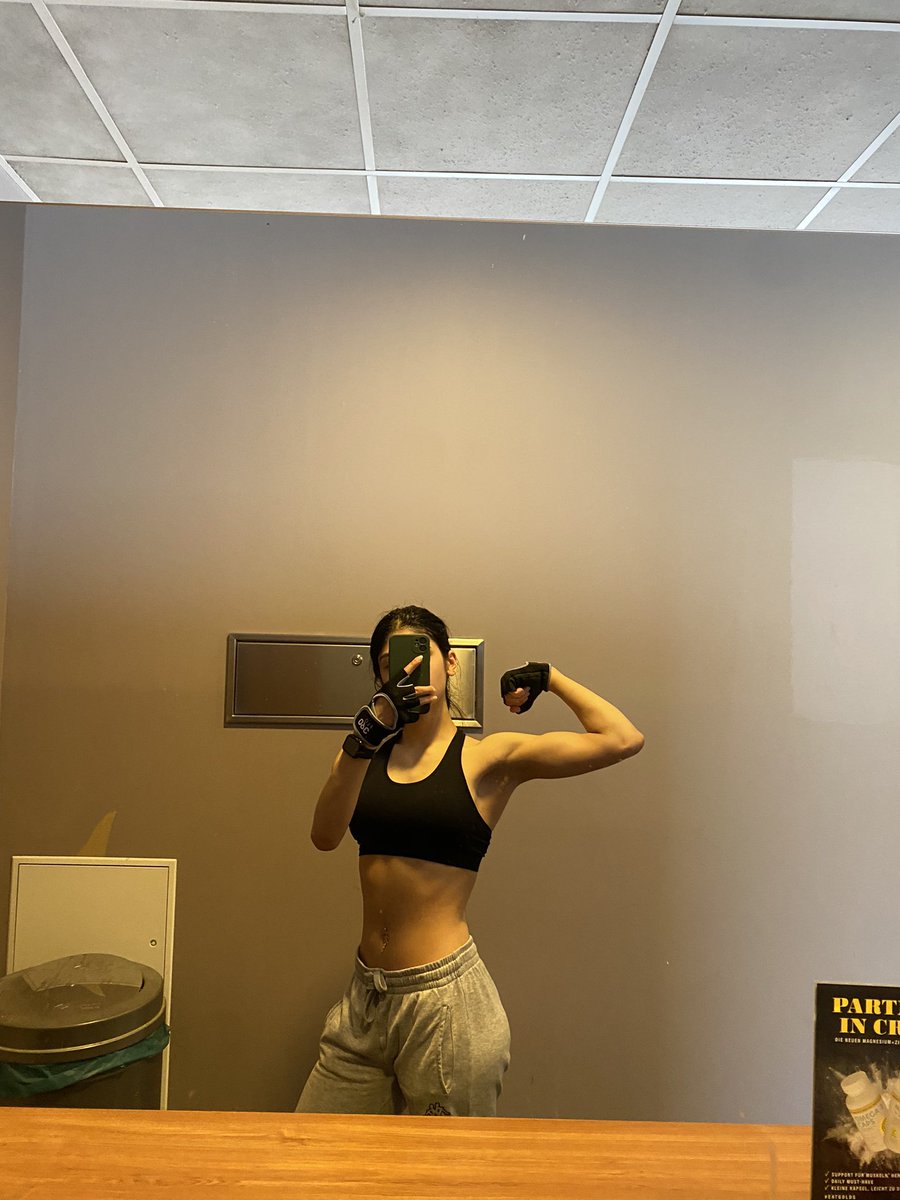 renaamon's tweet image. first month in the gym. upper body bulk update 🫡