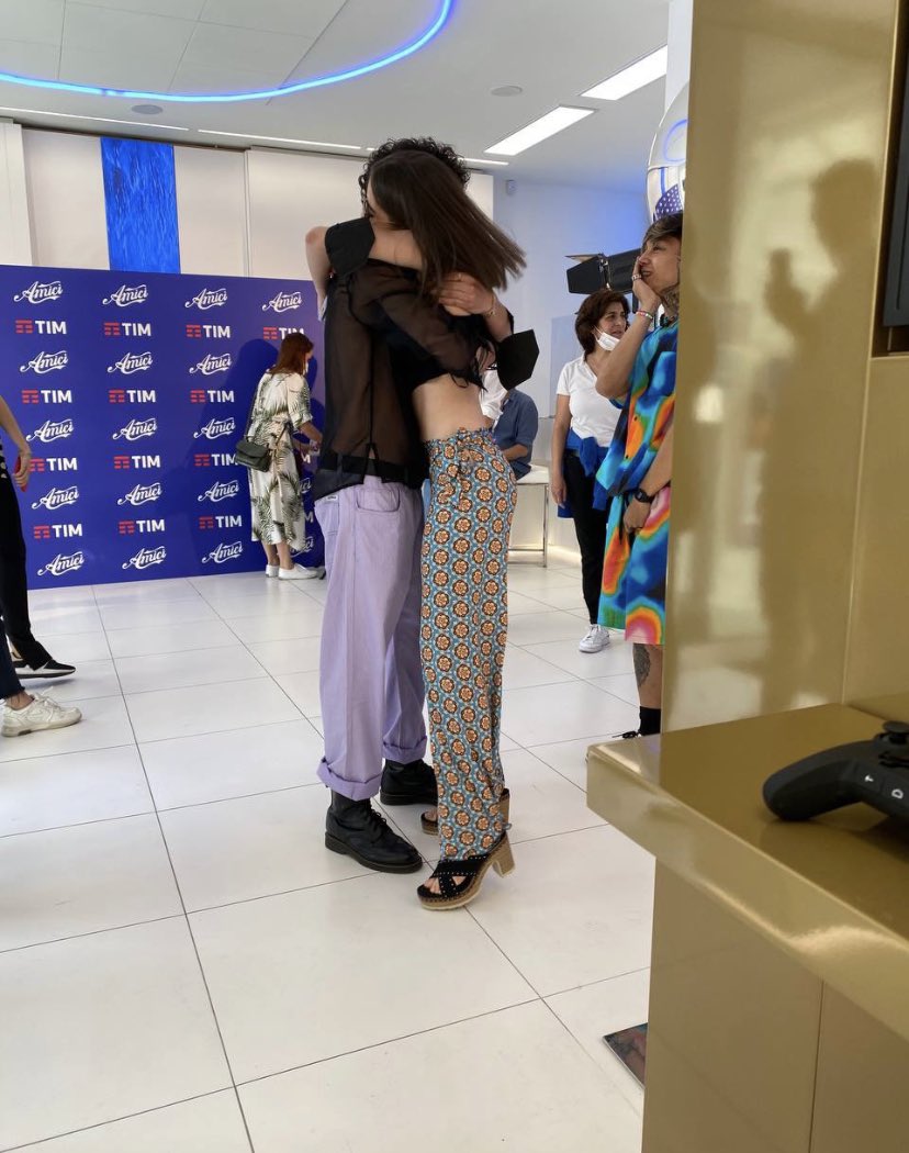 ludovicaperrii's tweet photo. io come john nel gruppo a tre #Amici21 #Christian #Carola #carolapuddu #johnerik #timstore https://t.co/QFNZnHNyE1