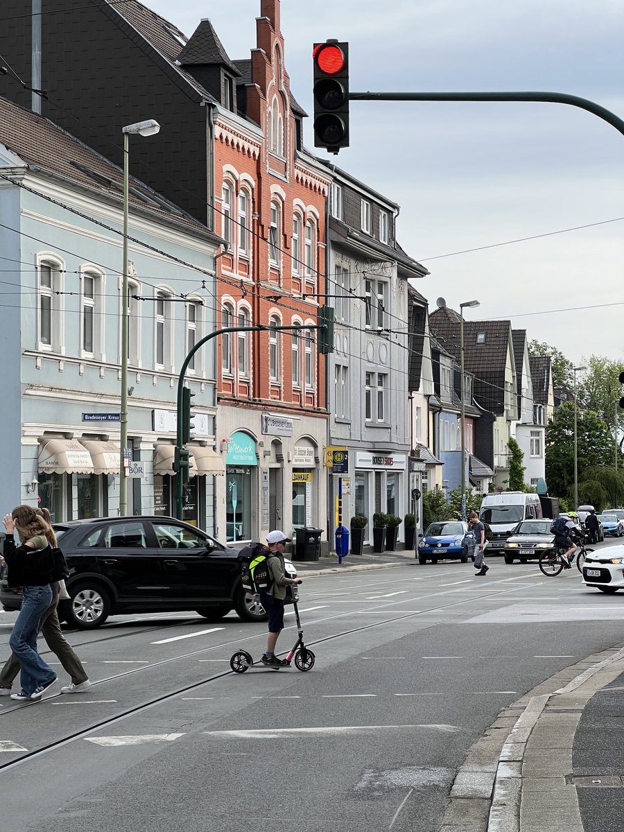 Mi hijo de 8 está terminando 2do grado. En la foto pueden verlo yendo a la escuela sin más compañía que su monopatín. Uno de los poco beneficios de vivir en un país un poco más civilizado: que los chicos puedan vivir sin la constante mirada paranoica de sus padres.