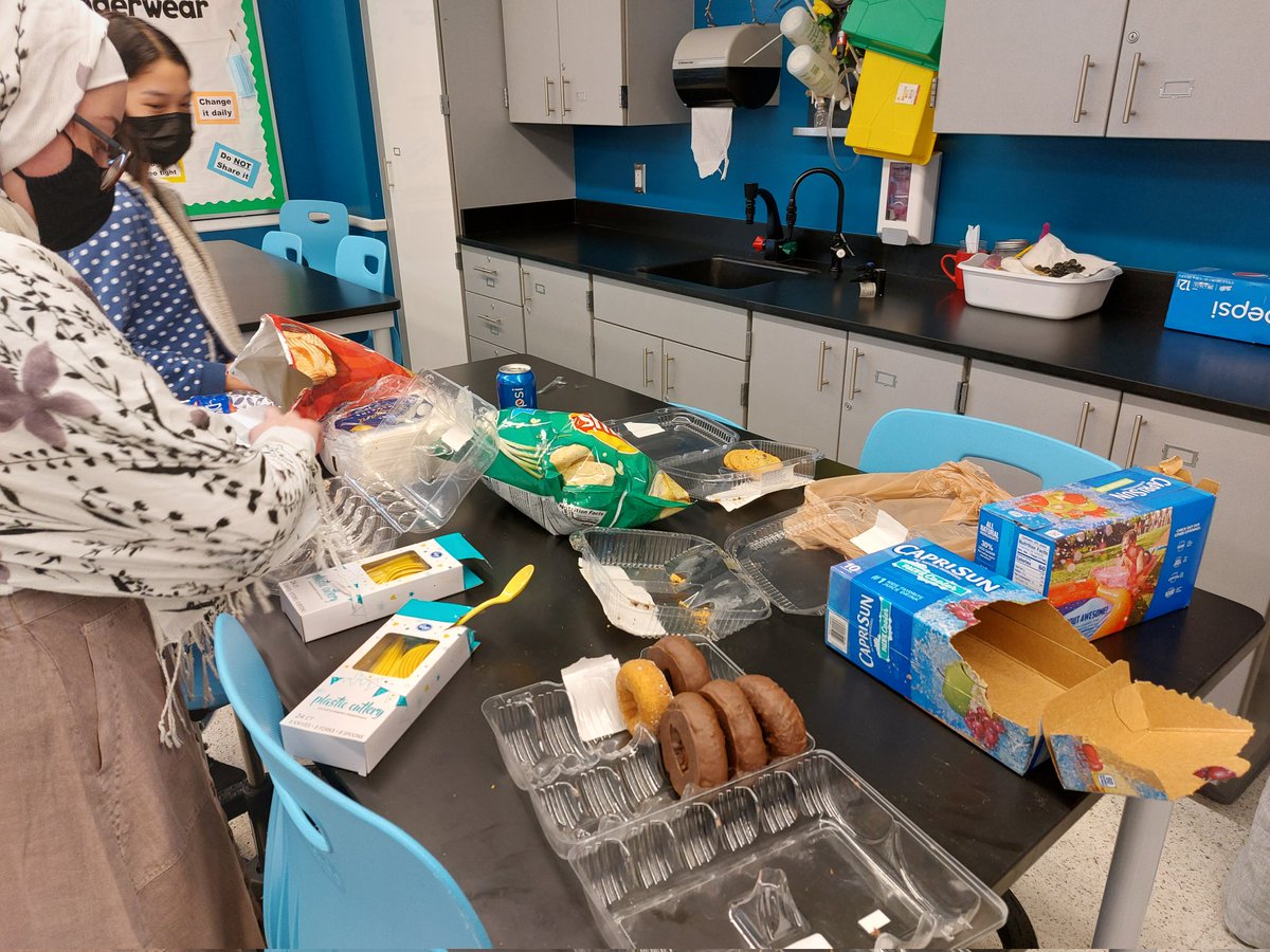 AvesBioClub's tweet photo. We had lots of fun playing games and eating food at our Final Party last week! Thanks to everyone who joined the party and thanks to everyone who has come to Bio Club throughout the year! We had a great time! We'll see you all next year! https://t.co/NXSGUCRTJo