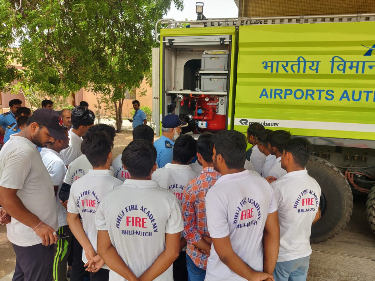 aaikandlairport's tweet photo. आज दिनांक 23 मई को भुज फायर कोलेज के छात्रों को #कांडला हवाईअड्डे पर airport #Familiarisation करवाया गया जिसके अंतर्गत विविध रेस्क्यू टूल्स ऑपरेशन, ACFT ऑपरेशन एवं हॉट फायर ड्रिल का प्रदर्शन किया गया!
@aaikandlairport
@aaibhuairport
@AAI_Official
@aairedwr
@EastKutch_PC https://t.co/sGmuLKFa5q