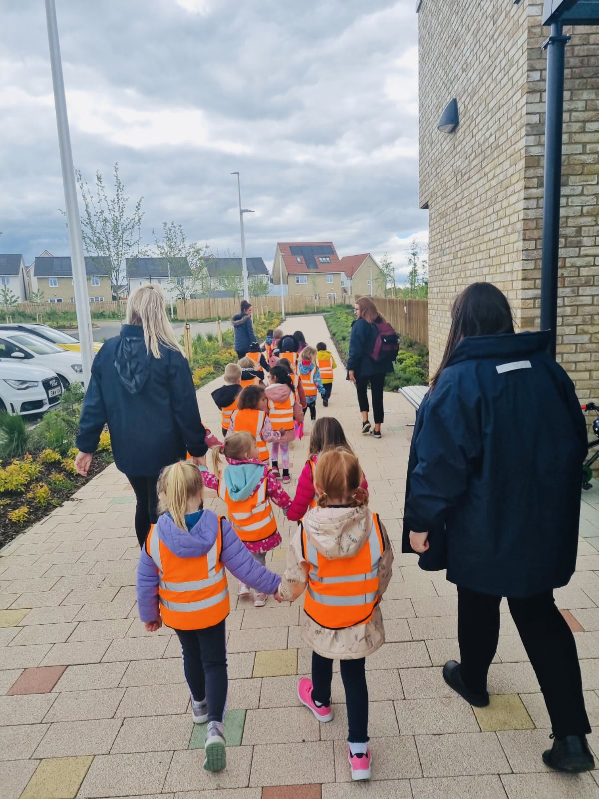 Calderwood_Primary on Twitter "And they are off! 💙 A community walk to