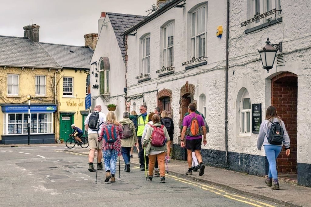 CTywydd's tweet photo. Unwaith eto lluniau gwych gan ein ffotograffydd ar Gwyl gerdded @visitthevale #ymweldarfro dros y penwythnos. Llwybr Treftadaeth Iolo Morgannwg o gwmpas Y Bontfaen, gyda chwmni gwych, ein hanesydd, pyb yn y wlad...a Iolo ei hun! #amdroynyfro #10daysinMay https://t.co/y3p4uqKjsA