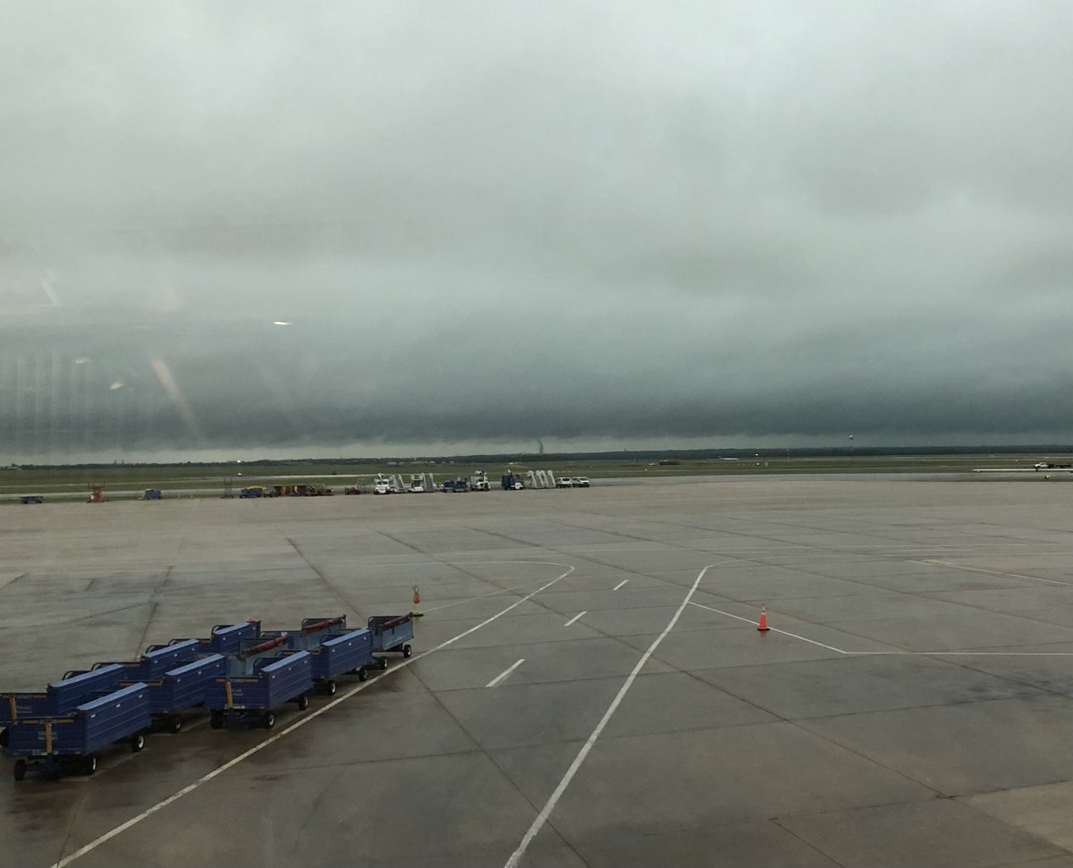 POV: *you, a wx weenie, walk into the Will Rogers terminal to hear everyone loudly exclaiming there’s a tornado*
*a dude informs you that these are in fact “tornado clouds” and he would know*

The “tornado” in question, from 8:45am (which was likely a fire?): #okwx https://t.co/3AhdAuvZDV