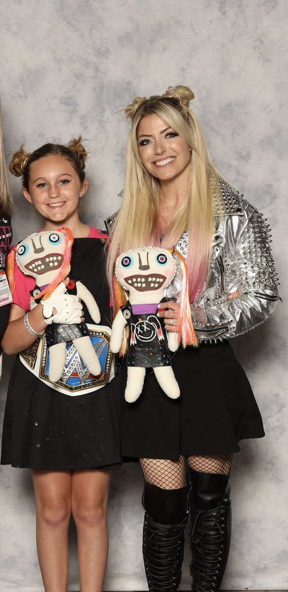 Andi_Hef's tweet photo. Lilah met her idol @AlexaBliss_WWE at Megacon this weekend! She was so excited that she cried and it’s been all she’s talked about. Thank you Alexa for making this a day she will never forget. https://t.co/dxaHxD9Vdn