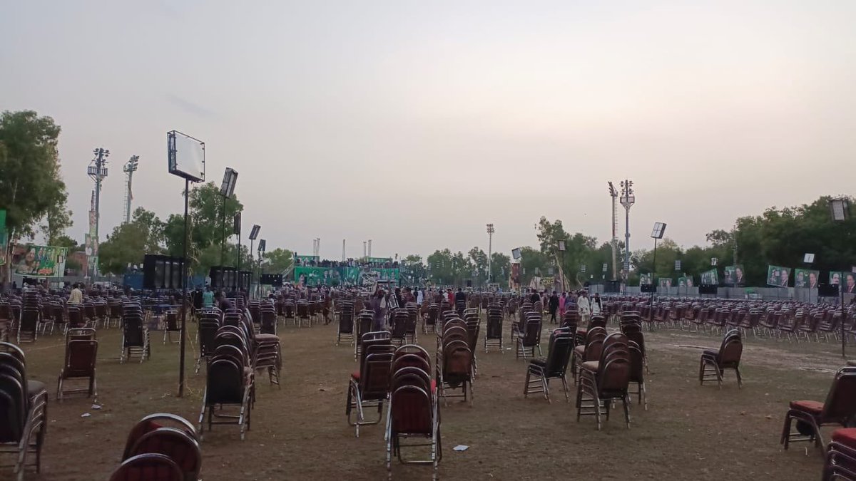 ZeshanBakhsh's tweet photo. مسلم لیگ ن نے اوکاڑہ کا جلسہ منسوخ کردیا۔ سات بجے تک خالی پنڈال دیکھ کر پہلے وزیر اعلی حمزہ شہباز پھر مریم نواز نے اوکاڑہ کاُدورہ منسوخ کردیا۔منتظمین کی  سخت سرزنش۔ کئی روز کی تیاری بھی ایک جلسہ کامیاب نہئں کرواسکی۔ شہر کے چار ایم این اے اور آٹھ ایم پی اے تمام کا تعلق ن لیگ سے ہے https://t.co/cbYANWBO7b