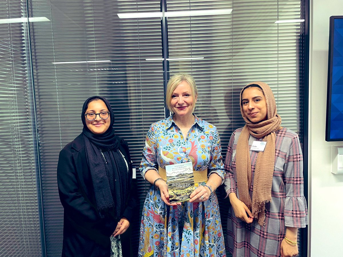 TracyBrabin's tweet photo. Fantastic meeting with @FoxandWindmill talking all things #publishing #IntoTheWilds #stories @BradfordLitFest and @Ofmooseandmen
#Writer looking for a publisher? https://t.co/lrwLcFw2QN https://t.co/PRqYUf9SS4