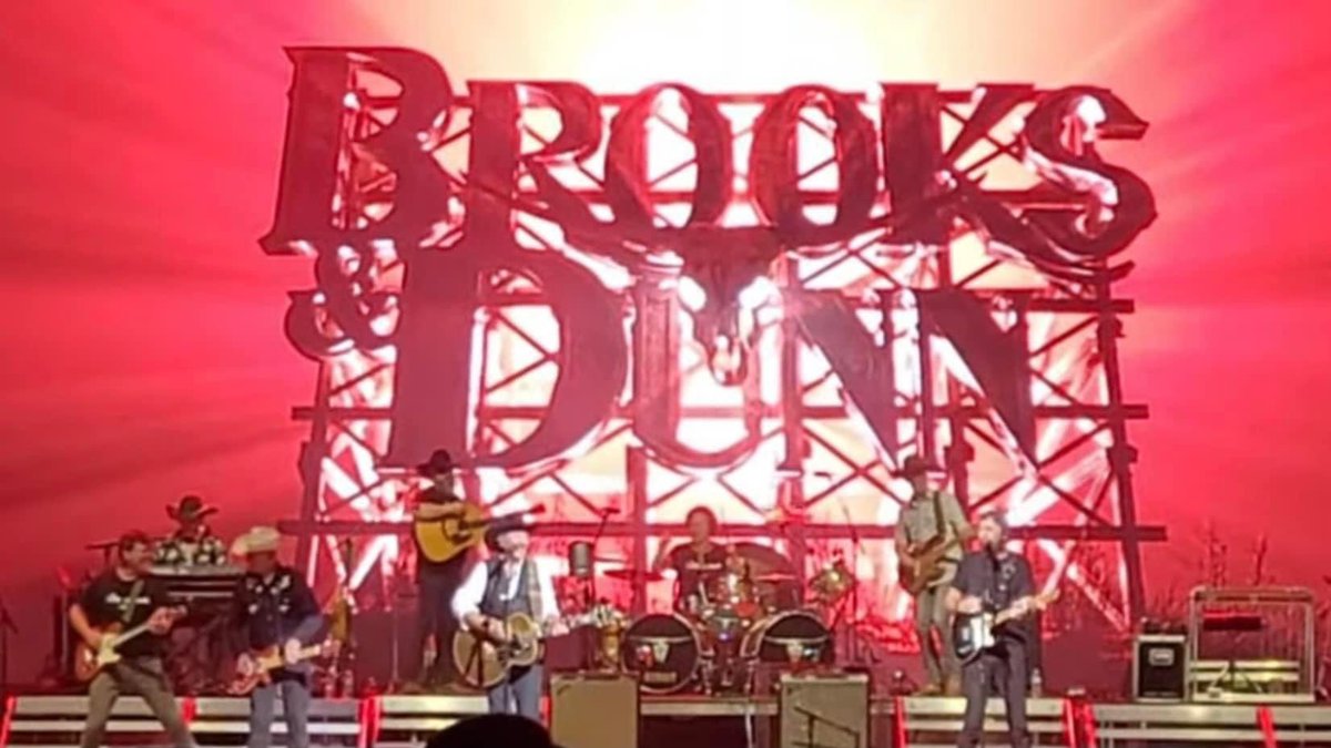 Cody_Gleason's tweet image. Check out Jeff King rocking one of my aged Telecaster necks on stage with @BrooksAndDunn during their REBOOT Tour 2022! More exciting news coming soon! 
#agedguitar #brooksanddunn #relicguitar #customguitar #telecaster #Reboot2022