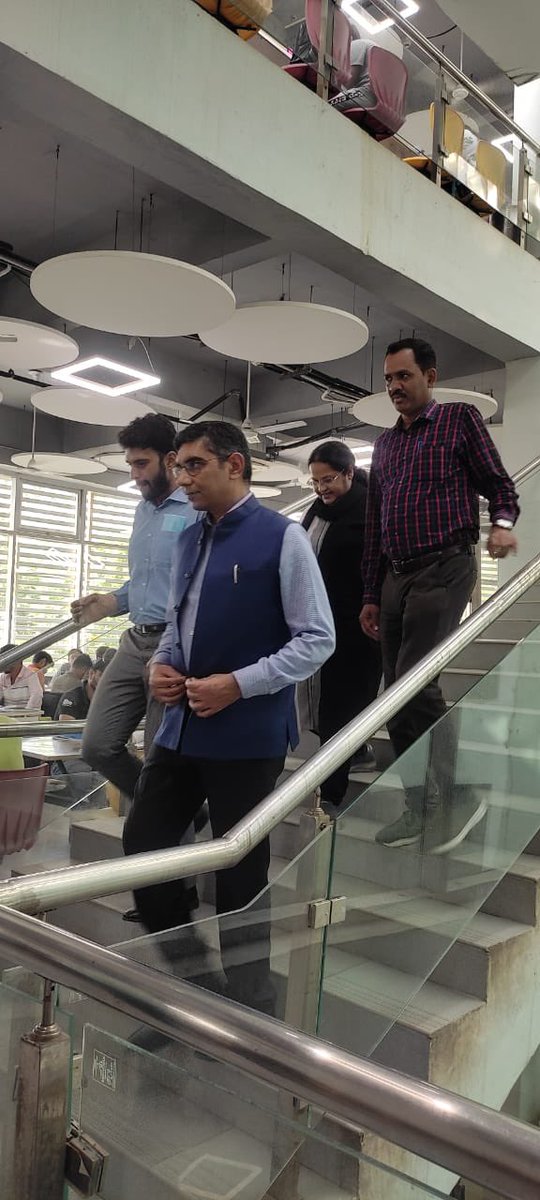 RaipurSmartCity's tweet image. मालदीव में भारत के उच्चायुक्त #IFS श्री मनु महावर ने आज रायपुर स्मार्ट सिटी के एम.डी. #IAS श्री मयंक चतुर्वेदी साथ नालंदा लाइब्रेरी का अवलोकन किया और अध्ययनरत प्रतिभागियों को परीक्षा में सफलता के सूत्र बताए।श्री महावर मूलतः धमतरी छत्तीसगढ़ के निवासी है.@RaipurDist @HCIMaldives