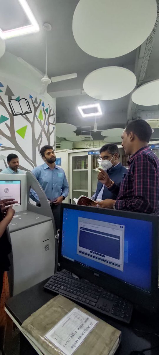RaipurSmartCity's tweet image. मालदीव में भारत के उच्चायुक्त #IFS श्री मनु महावर ने आज रायपुर स्मार्ट सिटी के एम.डी. #IAS श्री मयंक चतुर्वेदी साथ नालंदा लाइब्रेरी का अवलोकन किया और अध्ययनरत प्रतिभागियों को परीक्षा में सफलता के सूत्र बताए।श्री महावर मूलतः धमतरी छत्तीसगढ़ के निवासी है.@RaipurDist @HCIMaldives