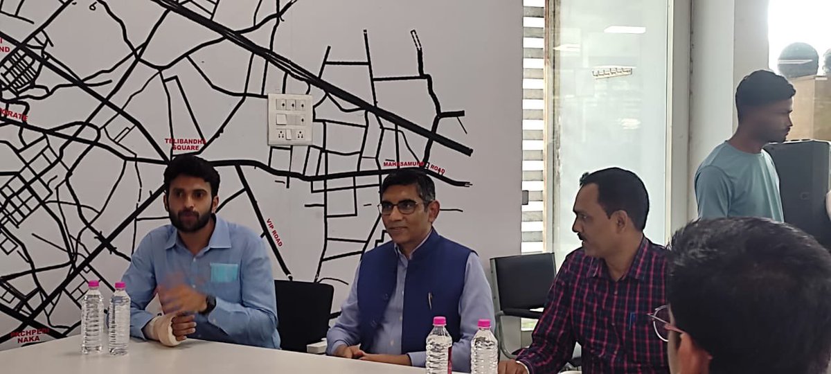 RaipurSmartCity's tweet image. मालदीव में भारत के उच्चायुक्त #IFS श्री मनु महावर ने आज रायपुर स्मार्ट सिटी के एम.डी. #IAS श्री मयंक चतुर्वेदी साथ नालंदा लाइब्रेरी का अवलोकन किया और अध्ययनरत प्रतिभागियों को परीक्षा में सफलता के सूत्र बताए।श्री महावर मूलतः धमतरी छत्तीसगढ़ के निवासी है.@RaipurDist @HCIMaldives