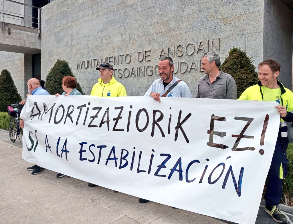 ELANafarroa's tweet photo. 📢@AntsoainAnsoain|ko langileak mobilizazioekin hasi dira udalaren jarrera salatzeko‼️

🔴Concentración para denunciar que el Ayto. de #Ansoain ningunea a su plantilla y pretende amortizar puestos de trabajo‼️ https://t.co/mGH9lS7rdb