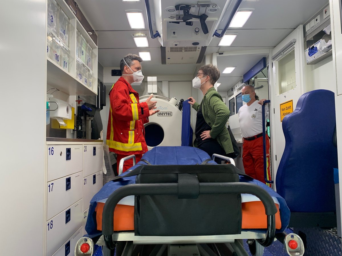 ukbberlin's tweet photo. Ganz genau in den Blick genommen hat Ulrike Gote @SenWGPG das #ukbberlin bei einem Kennenlernbesuch. Neben dem #STEMO, unserer #Rettungsstelle und unserem Zentrum für #Notfalltraining war sie auch von den zahlreichen Reha-Angeboten der BG-Klinik beeindruckt. #RehavorRente https://t.co/DEl6dMTIpW