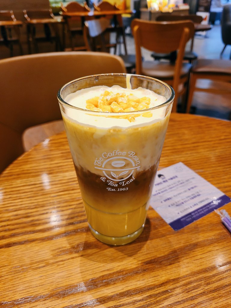 math_cafe_luv's tweet photo. ♡遅く先生の日にプレゼントをもらいました！🎁
(小さなプレゼントだからかわいいです。 www）
☆夜はアイスコーヒーと照明なら完璧です！😎
トウモロコシラテですが、食べてみますか。🌽🧋 
(完全に香ばしいですね。 ^-^ )

#韓国 #日常垢
#可愛い #カフェ #コーヒー https://t.co/Ptmx24ORiZ