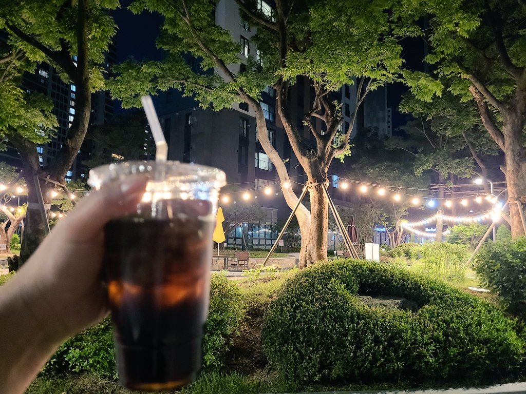math_cafe_luv's tweet photo. ♡遅く先生の日にプレゼントをもらいました！🎁
(小さなプレゼントだからかわいいです。 www）
☆夜はアイスコーヒーと照明なら完璧です！😎
トウモロコシラテですが、食べてみますか。🌽🧋 
(完全に香ばしいですね。 ^-^ )

#韓国 #日常垢
#可愛い #カフェ #コーヒー https://t.co/Ptmx24ORiZ