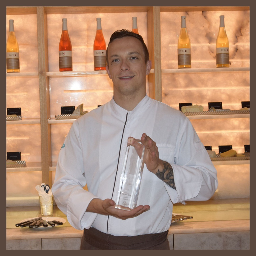 PostAchenkirch's tweet photo. Wir freuen uns so sehr über die neueste Auszeichnung Die Wellness-Aphrodite für unsere Wellnessküche. Wir sind sehr stolz auf unser Küchenteam. Souschef Julian hat die Aphrodite empfangen und freut sich auch Ihren nächsten Urlaub wieder mit unserer Kulinarik begleiten zu dürfen! https://t.co/IU2732qxfo