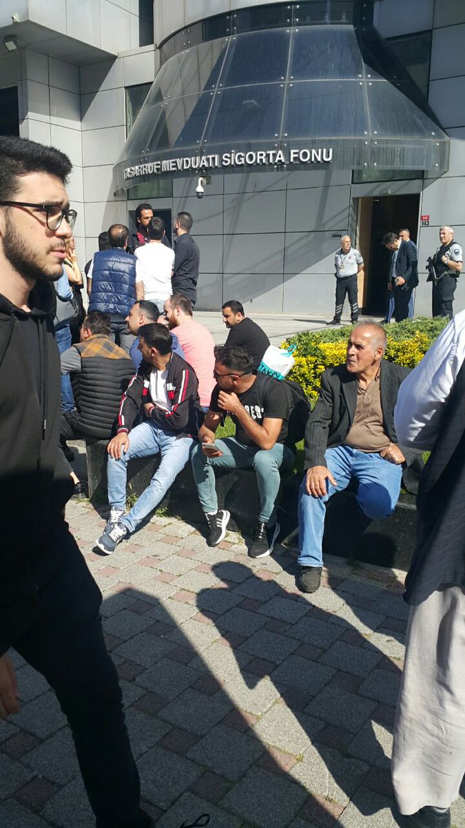 kazaz_murat61's tweet photo. #EvimMağdurlarıTmsfÖnünde
Aylardir bitmek bilmeyen mağduriyetimiz icin
 @tmsftr önündeyiz ...
@halktvcomtr @gazeteduvar @BDDKResmi @ankara_kusu @dhainternet @ShowTV @bbcturkce @habersondaka @HMBakanligi @mustafaelitas @TBMMresmi . https://t.co/oVmlAa4D3r