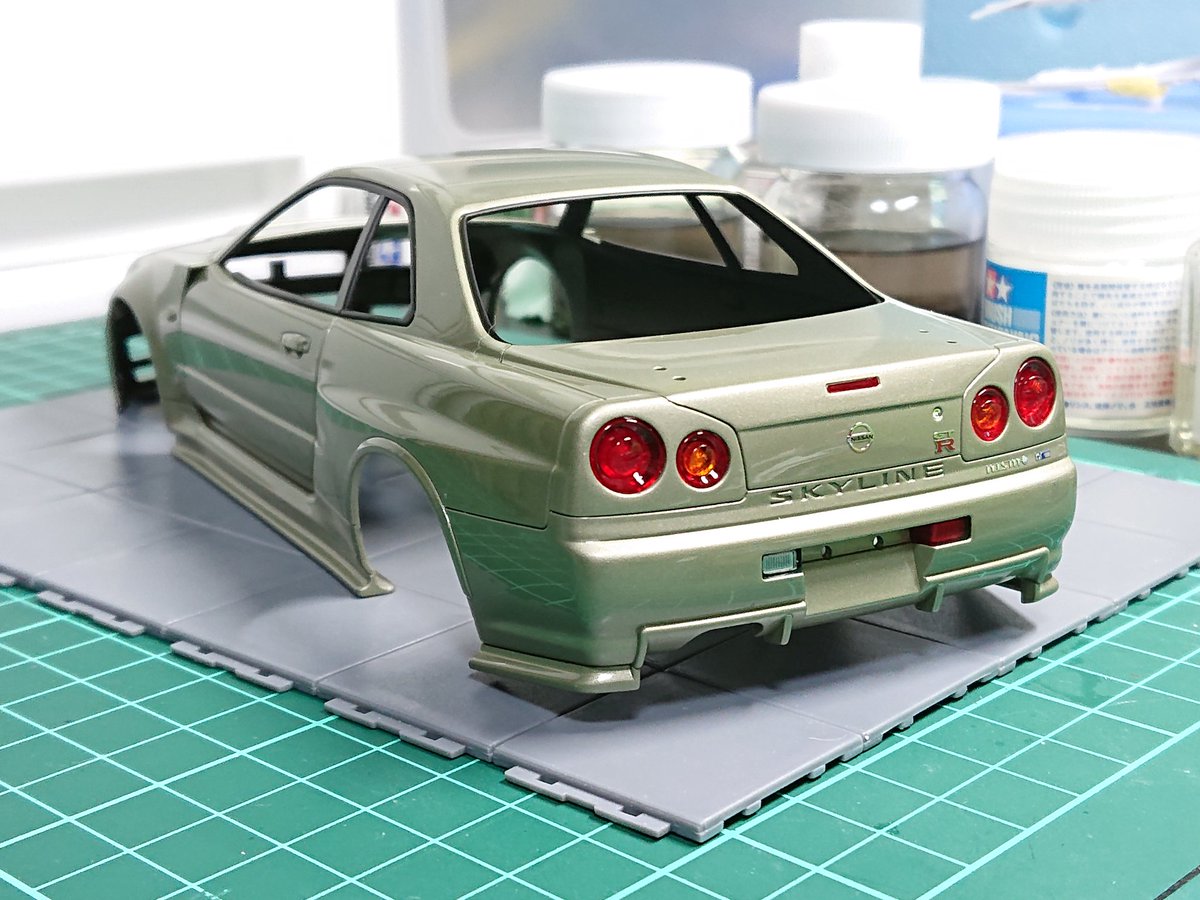 tachiryo3's tweet image. とりあえずリアはパーツ取り付けました。フロントはリップにカーボンデカール貼りました。窓枠も無事塗装完了！ #タミヤ #r34GTR #ztune #カーモデル