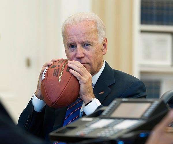 Hugeshow's tweet photo. Caption this photo on what the Lions new back up QB is thinking. https://t.co/YuONN4gsHT
