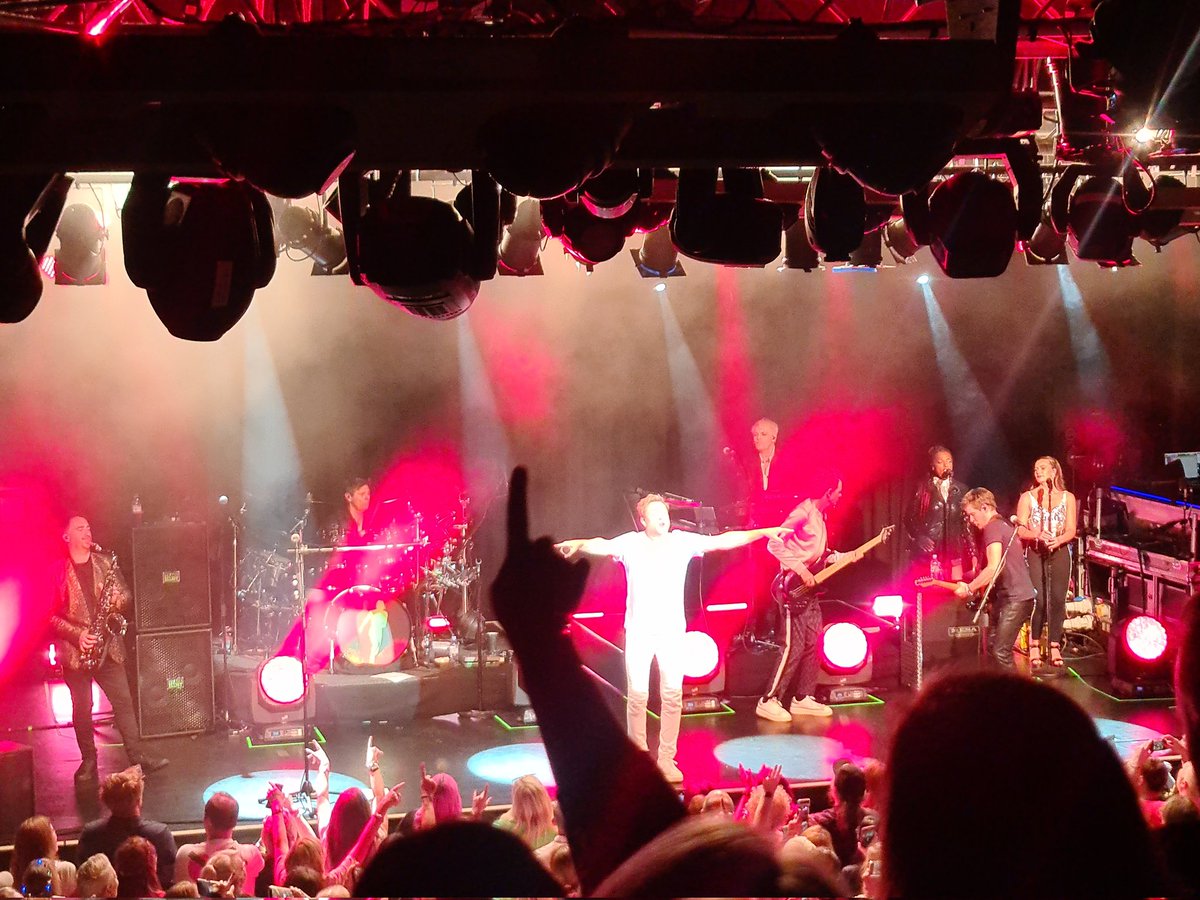 simoncresswell7's tweet photo. Great hot sticky night last night.. @duranduran @O2AcadLeicester #greatset #futurepast #duranduran #happypeople https://t.co/ShQABGdpyy