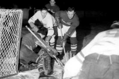 Toto je foto ze zápasu Kanada - Dánsko 47:0 z roku 1949. Každý Kanaďan kromě brankáře si připsal minimálně hattrick. Jim Russel dal gólů 8. Trenér Kanady Max Silverman prý celý zápas své svěřence hecoval a křičel: "Zabte je!"

Dnes Dánové kolébku hokeje poprvé porazili. #mshokej