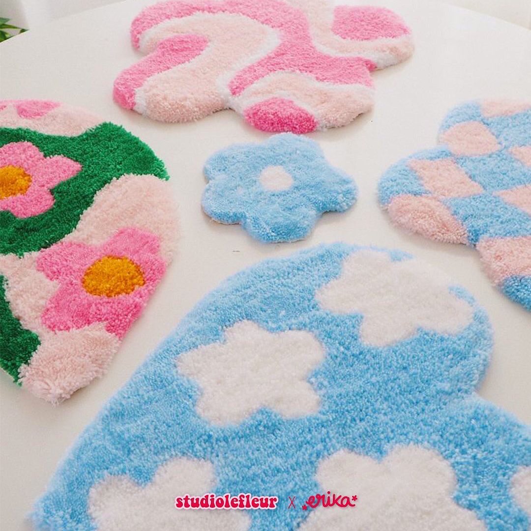 J’ai eu l’opportunité de créer des illustrations pour Studiolefleur qui les a transformé en ces petits tapis trop mignons 🥺

C’est dispo sur leur site ! 🌸
studiolefleur.fr